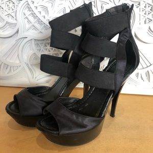 Jessica Simpson black strappy platform heels 🖤